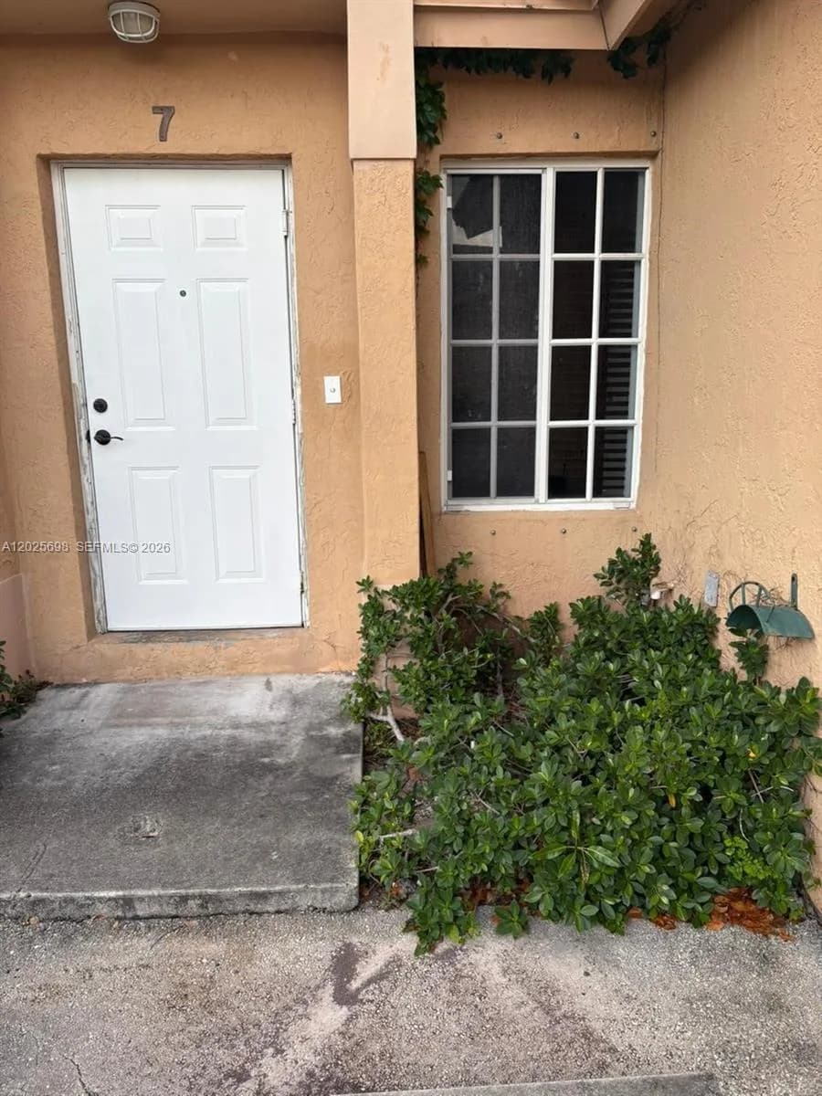 117 SE 3rd Ave # 7, Hallandale Beach FL 33009