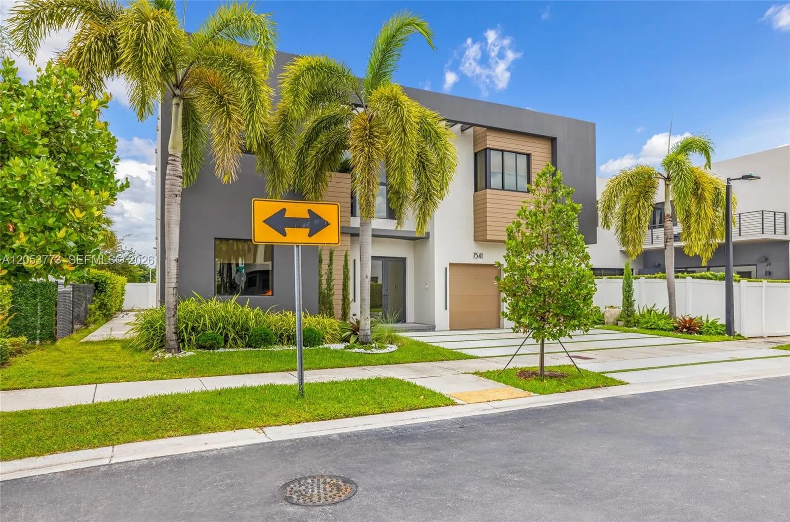 7541 NW 100th Ave, Doral FL 33178