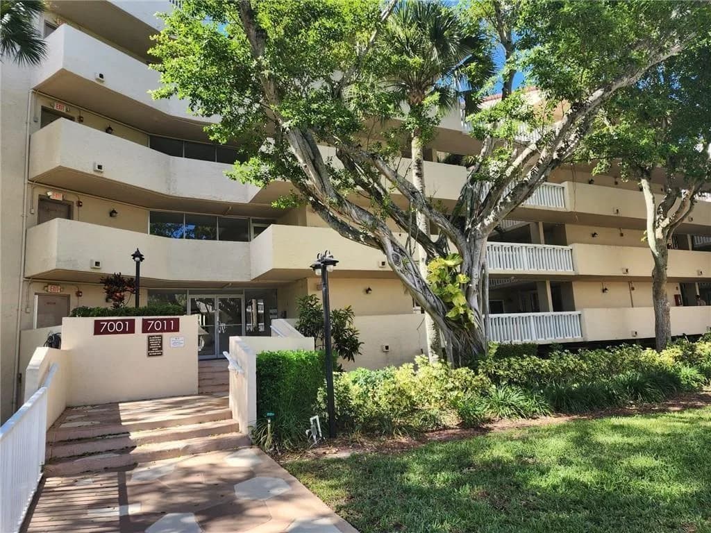 7001 Environ Boulevard # 604, Lauderhill FL 33319