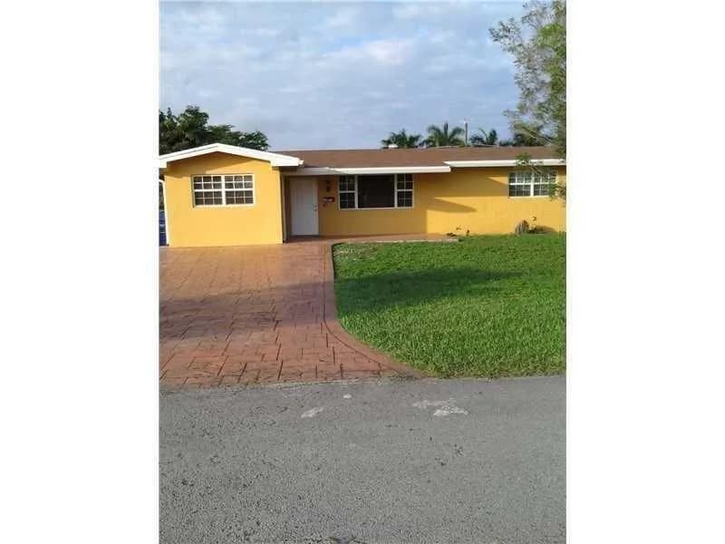 8841 NW 14th Street, Pembroke Pines, FL 33024