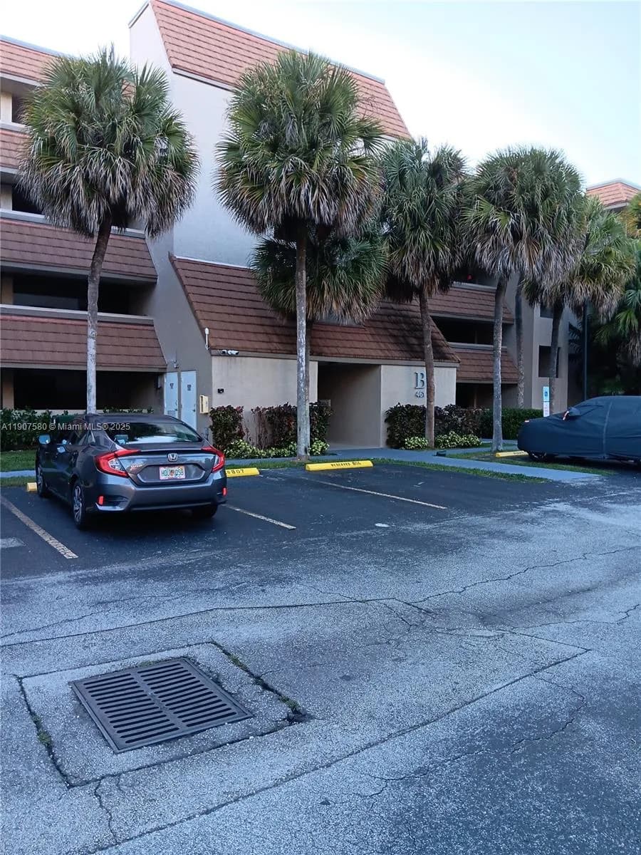 461 Ives Dairy Rd # 304-2, Miami, FL 33179