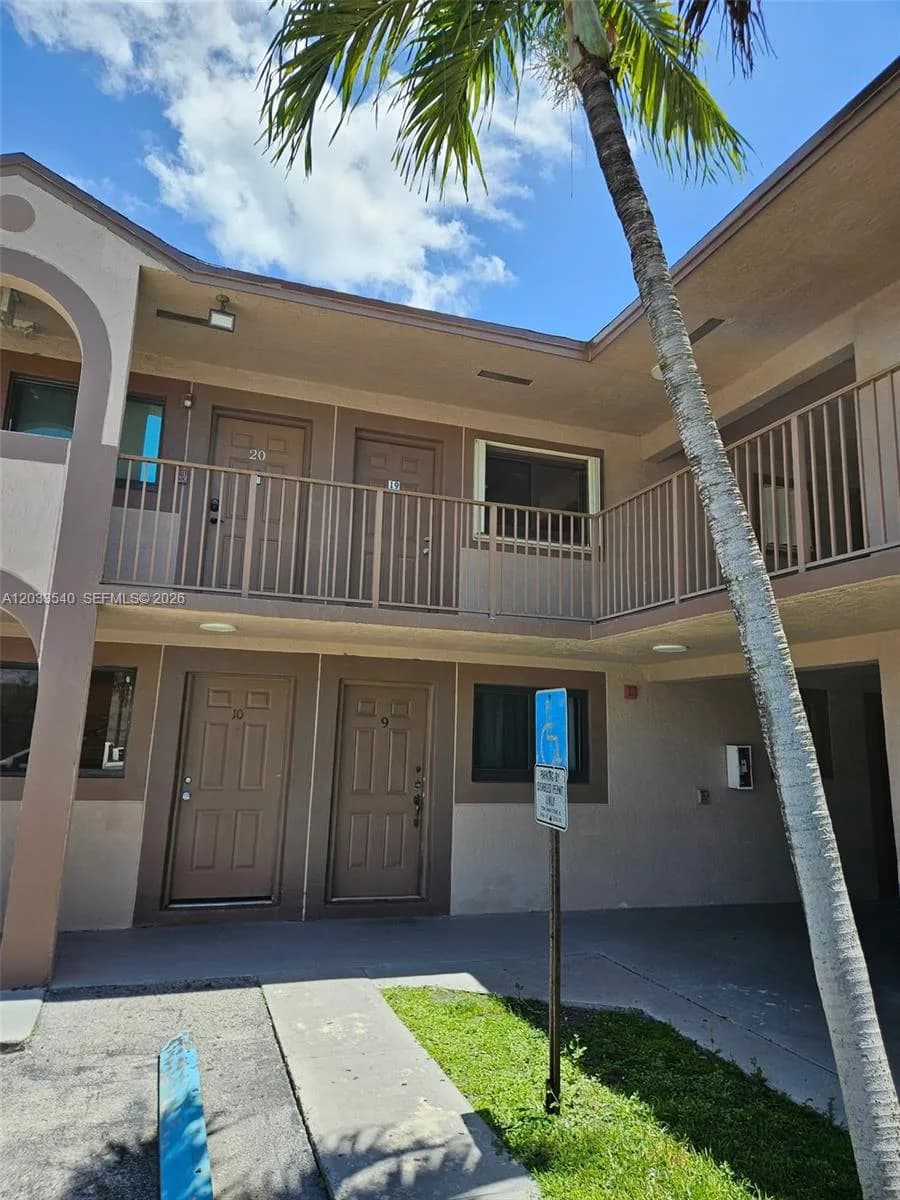 2348 W 56th St # 19, Hialeah FL 33016