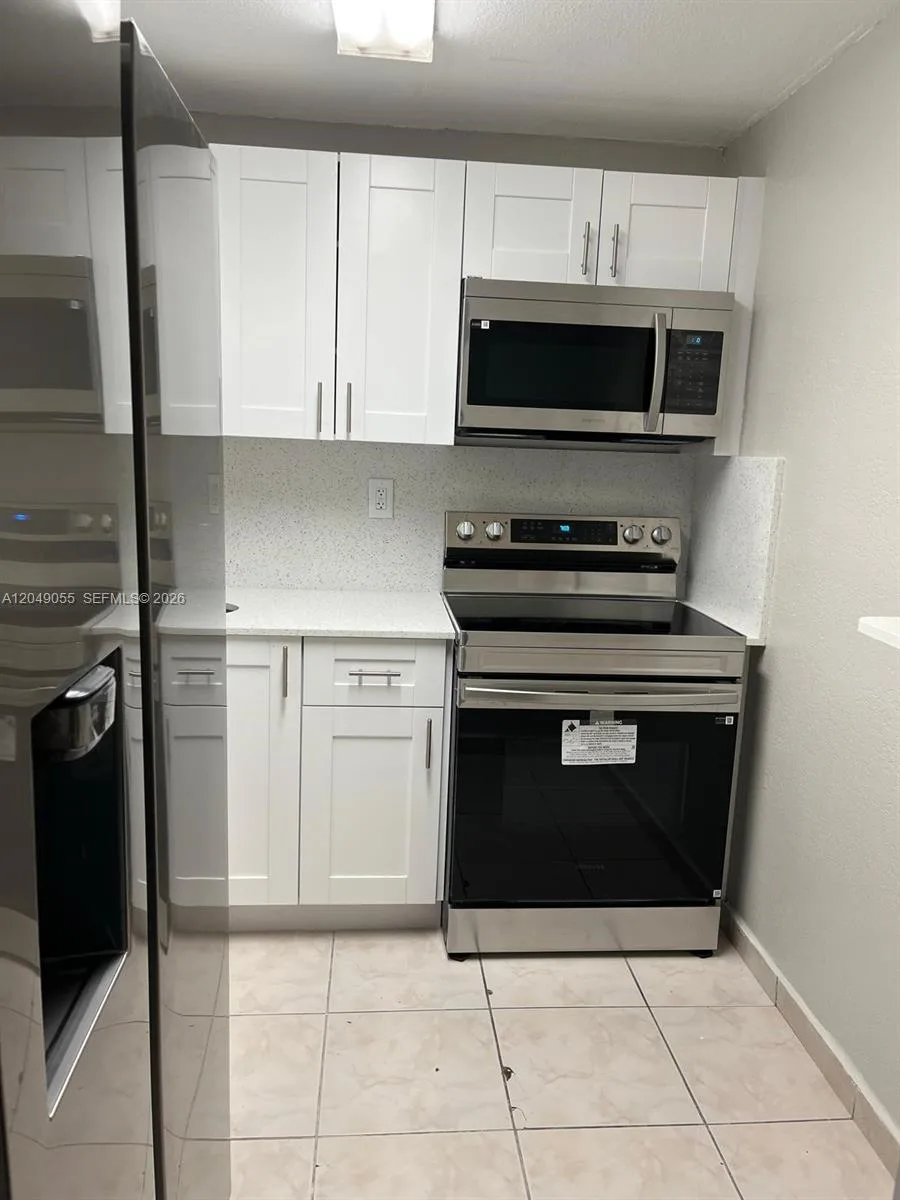 666 W 81st St # 318, Hialeah, FL 33014