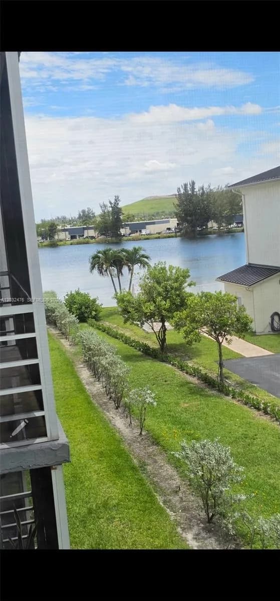 4311 Crystal Lake Dr # 321, Deerfield Beach FL 33064