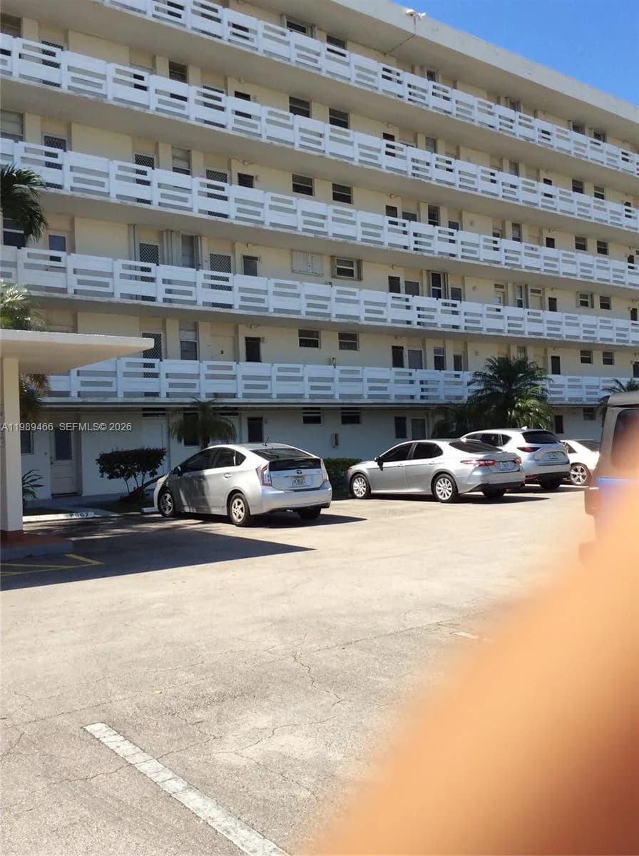 3000 Marcos Dr # P312, Aventura FL 33160
