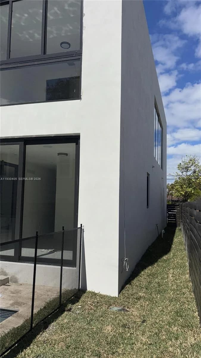 2484 SW 18th St, Miami FL 33145