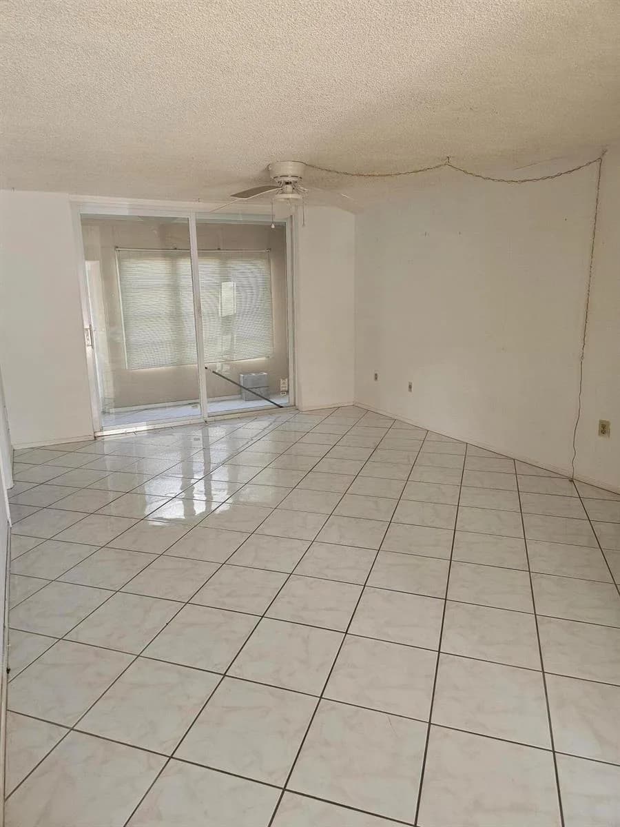 8060 Sunrise Lakes Drive E # 109, Sunrise FL 33322