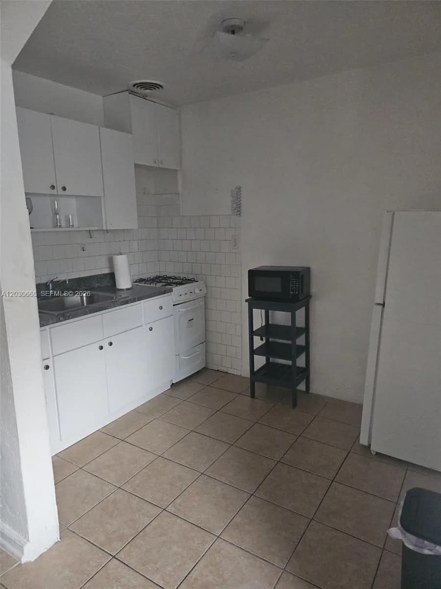 615 NE 4th St # 2, Hallandale Beach FL 33009