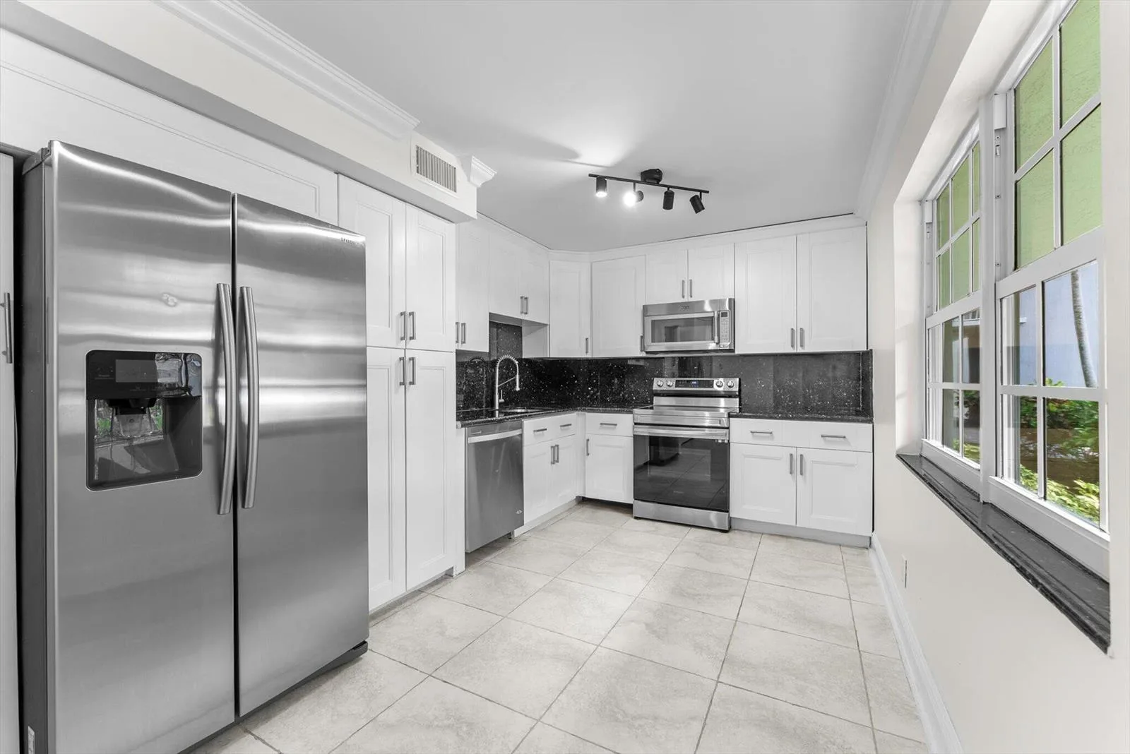 4240 OAKS Terrace # 103, Pompano Beach, FL 33069