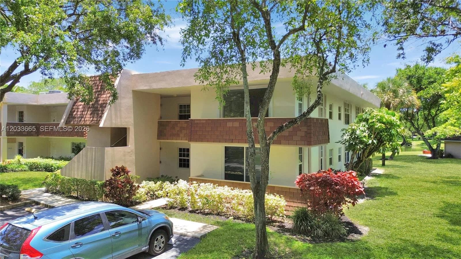 3641 Oaks Clubhouse Dr # 201, Pompano Beach, FL 33069