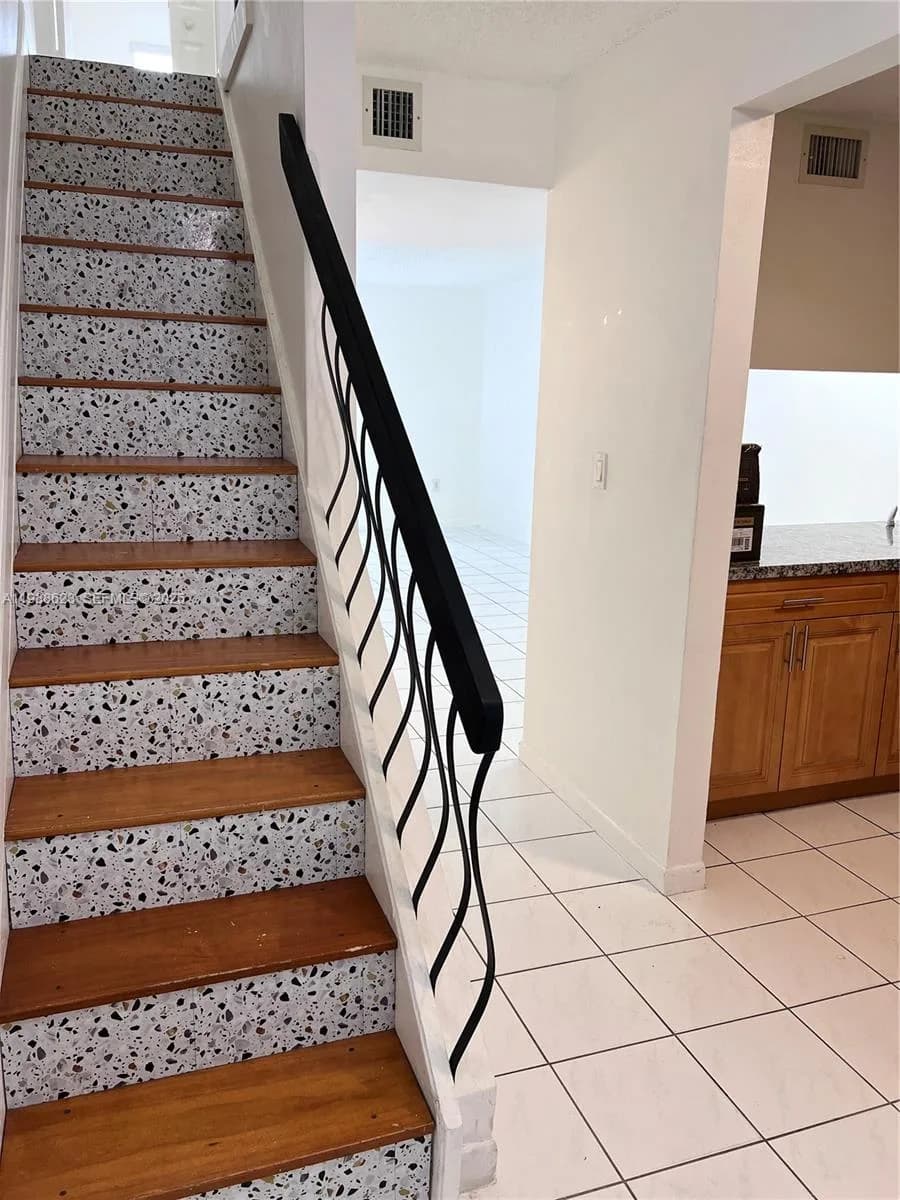 2750 W 76th St # 208, Hialeah FL 33016