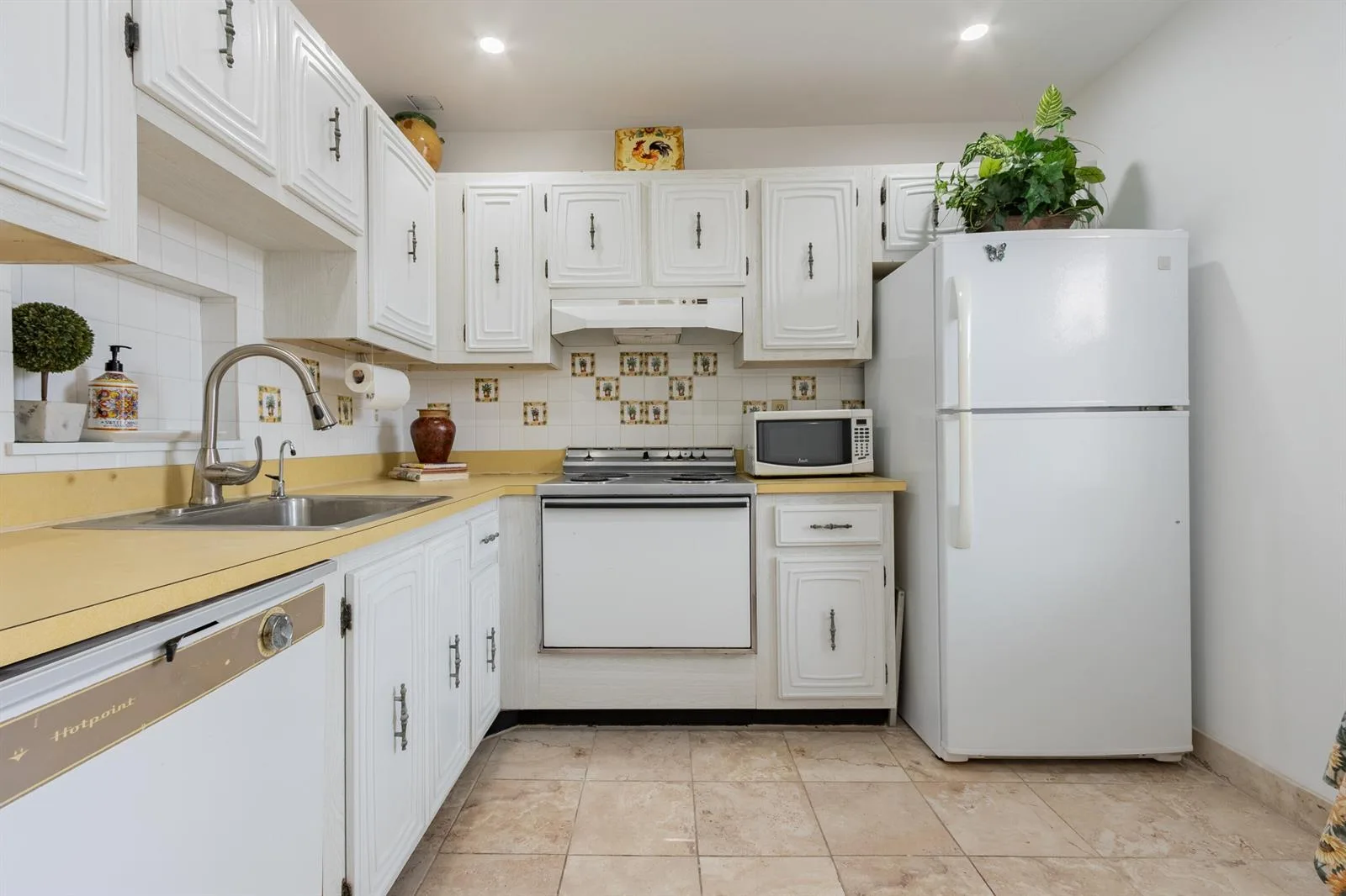 2811 Somerset Drive # 412, Lauderdale Lakes, FL 33311