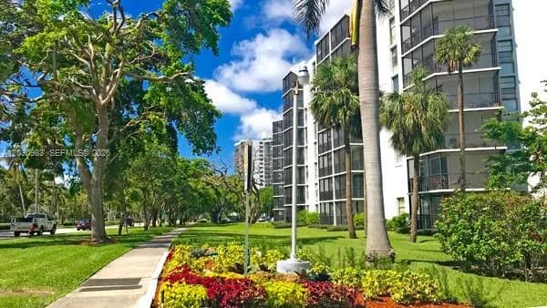 3475 N Country Club Dr # 608, Aventura, FL 33180