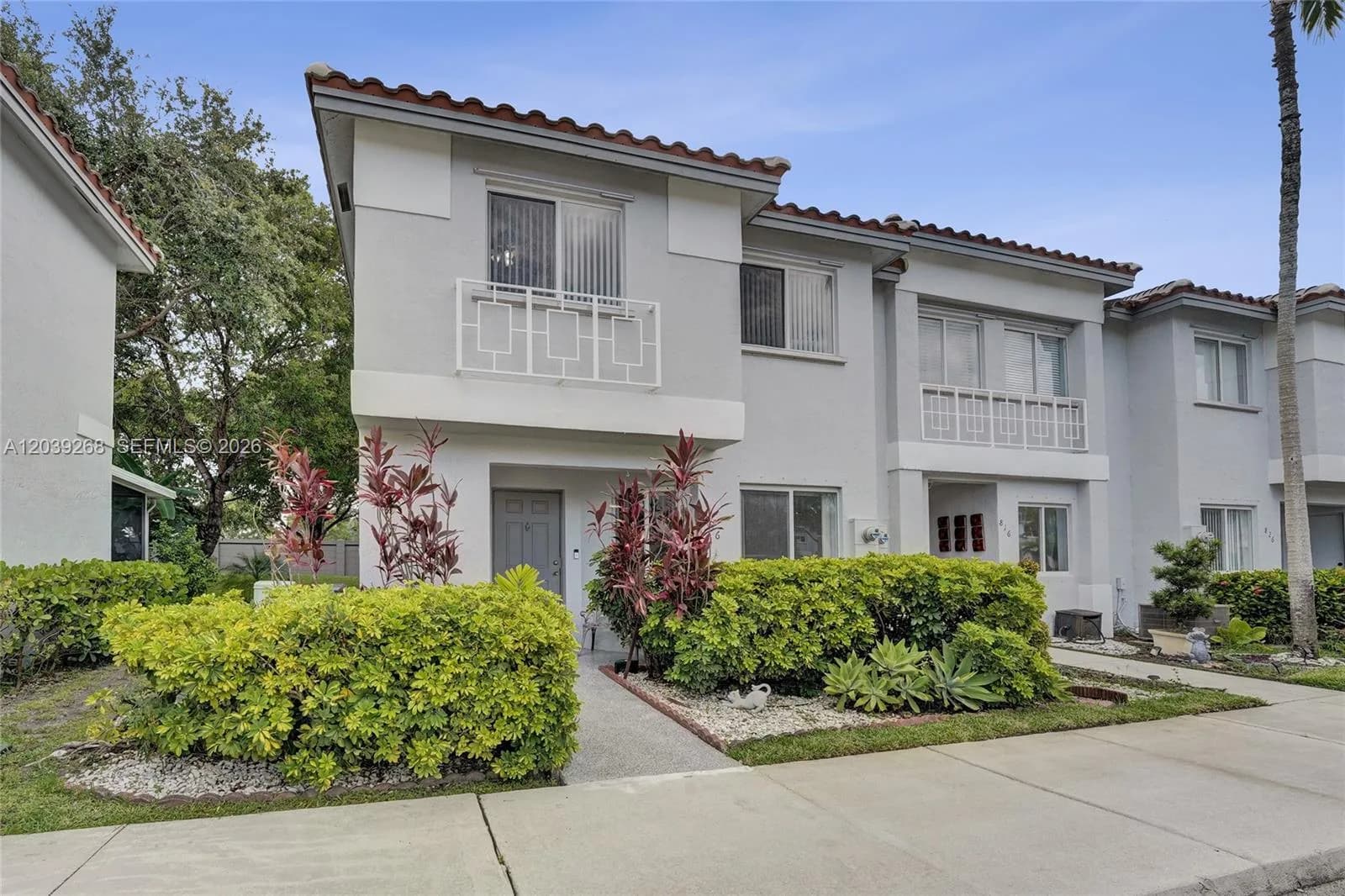 806 NW 208th Way, Pembroke Pines FL 33029