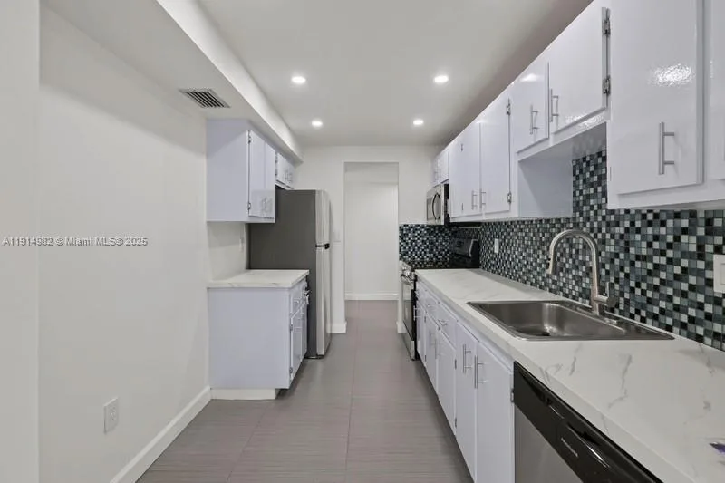 4174 Inverrary Dr # 902, Lauderhill FL 33319