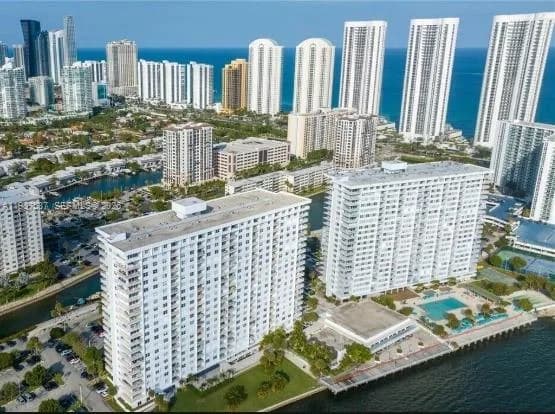 300 Bayview Dr # 915, Sunny Isles Beach FL 33160