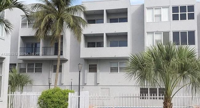 1555 W 44th Pl # 203, Hialeah FL 33012