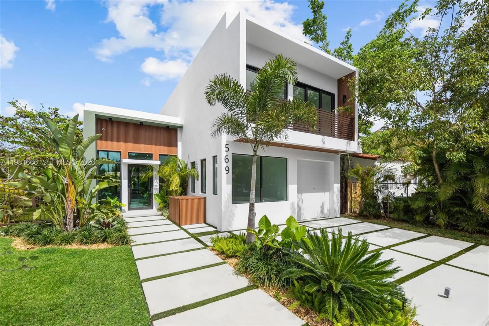 569 NW 44th St, Miami FL 33127