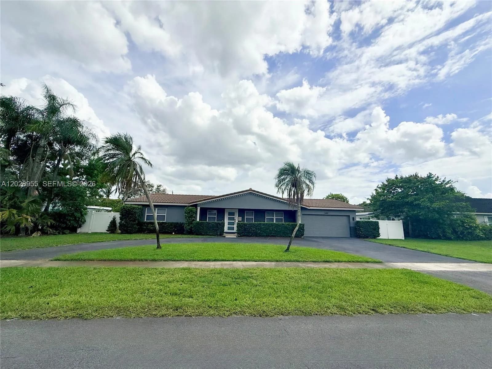 5680 SW 7th St, Plantation FL 33317