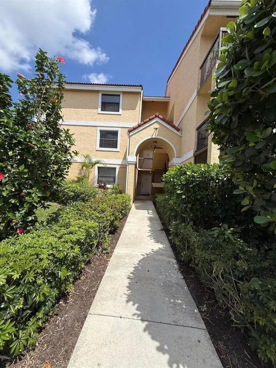 5721 Riverside Drive # 301b5, Coral Springs FL 33067