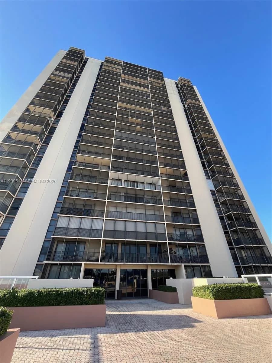 20301 W Country Club Dr # 625, Aventura, FL 33180