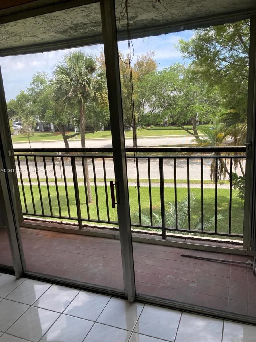 210 Fontainebleau Blvd # 306, Miami, FL 33172