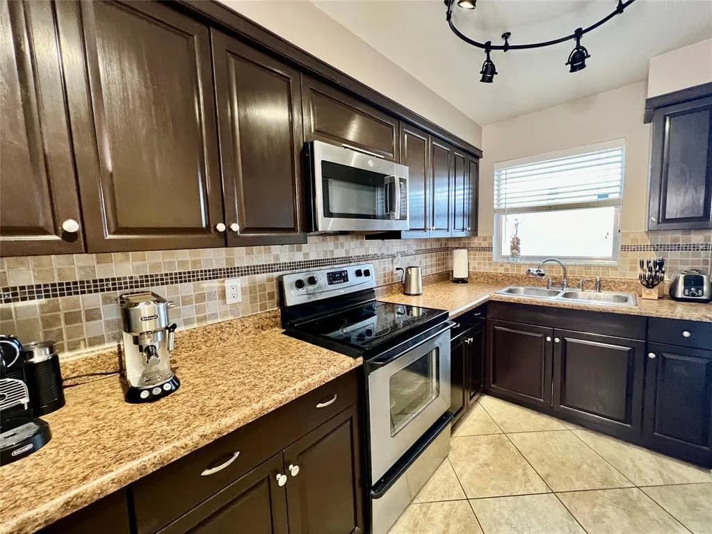 160 NE 8th Avenue # 1b, Hallandale Beach, FL 33009