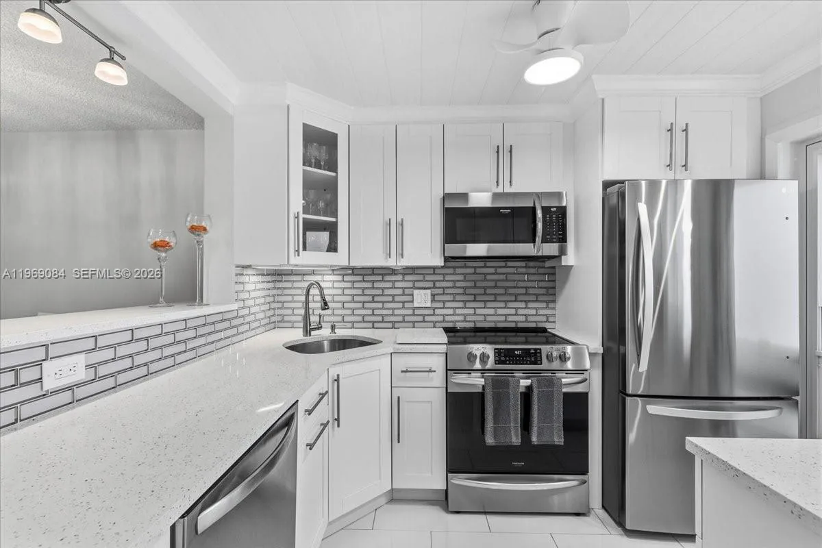 3201 NE 8th St # 405, Pompano Beach FL 33062