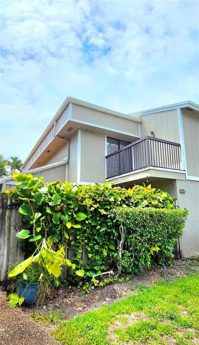 608 Commodore Dr, Plantation FL 33325