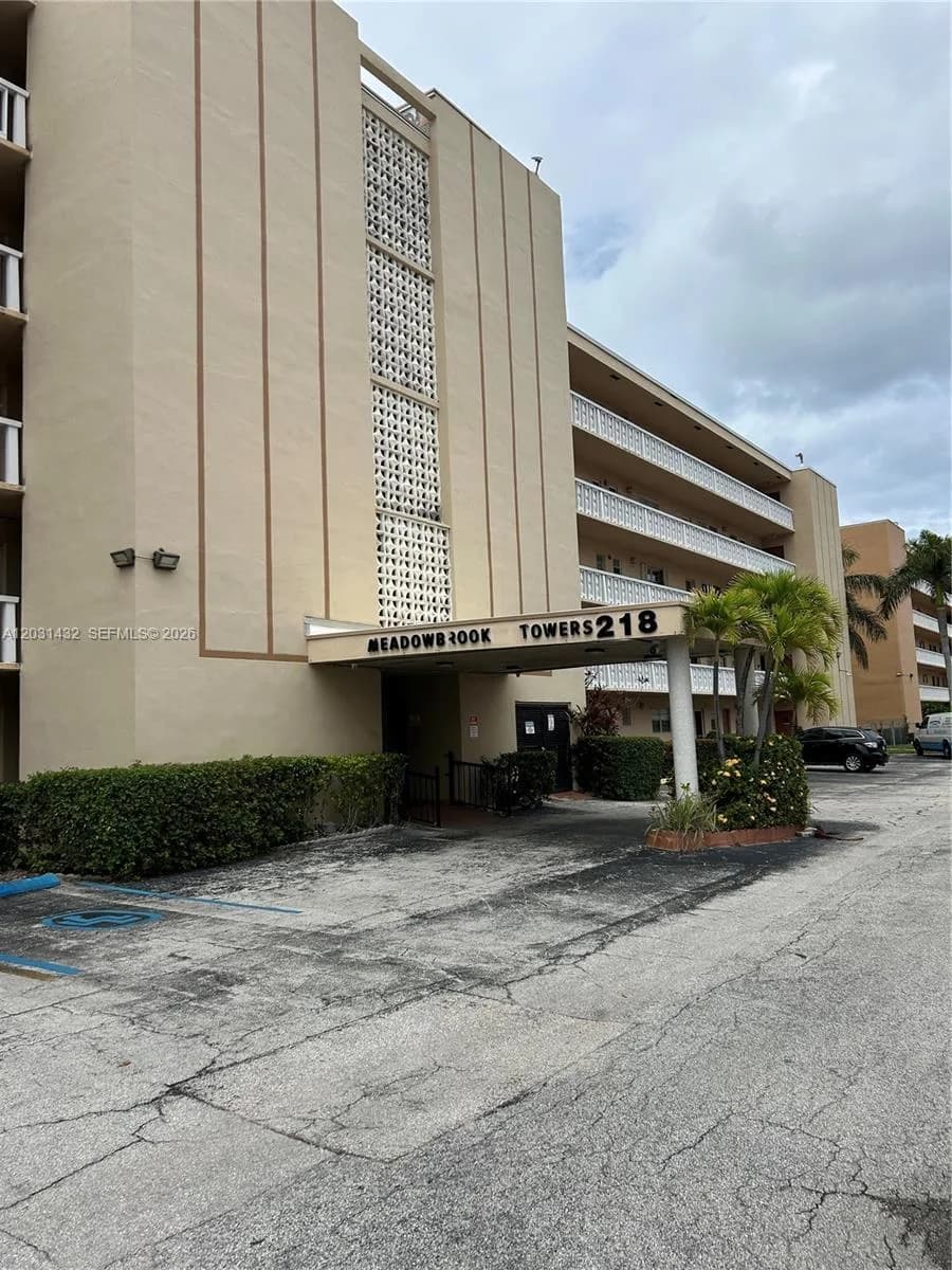 218 NE 12th Ave # 203, Hallandale Beach FL 33009