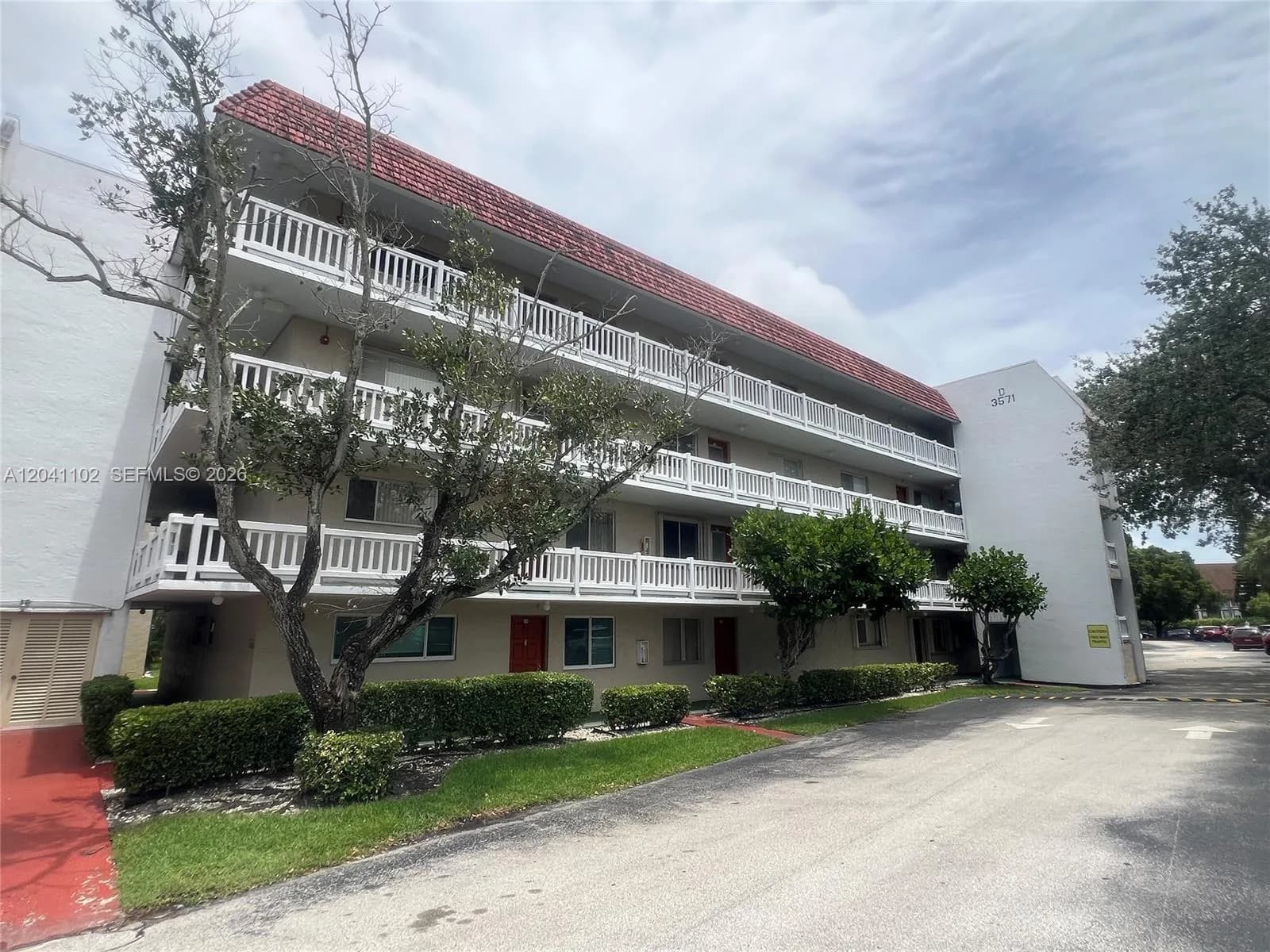 3571 Inverrary Dr # 307, Lauderhill FL 33319