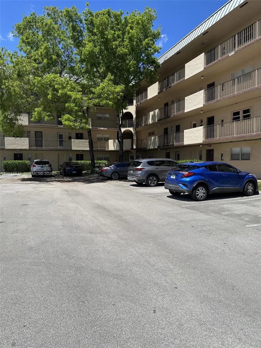 6061 N Falls Cir Dr # 106, Lauderhill FL 33319