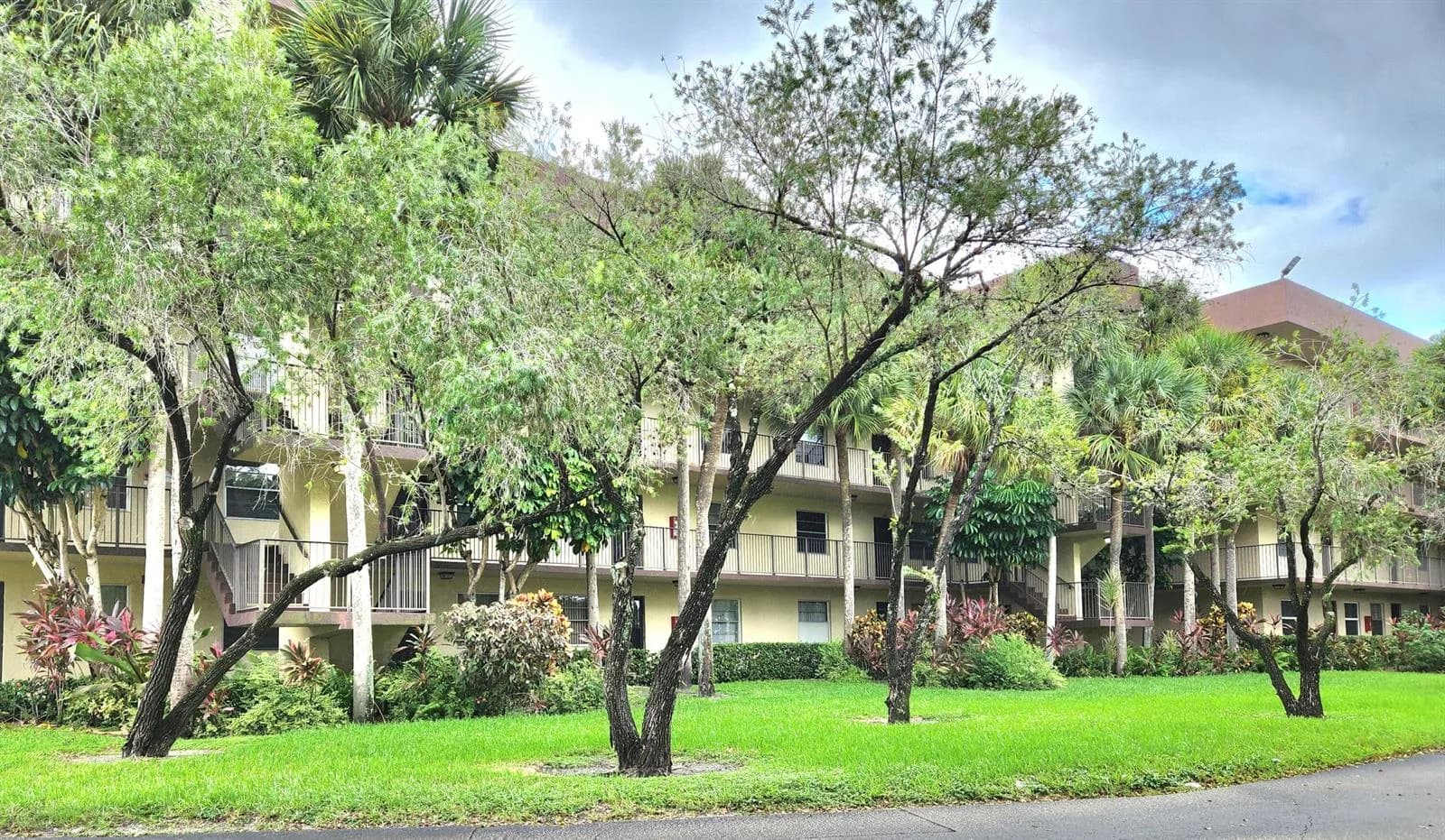 3301 NW 47th Terrace # 403, Lauderdale Lakes, FL 33319