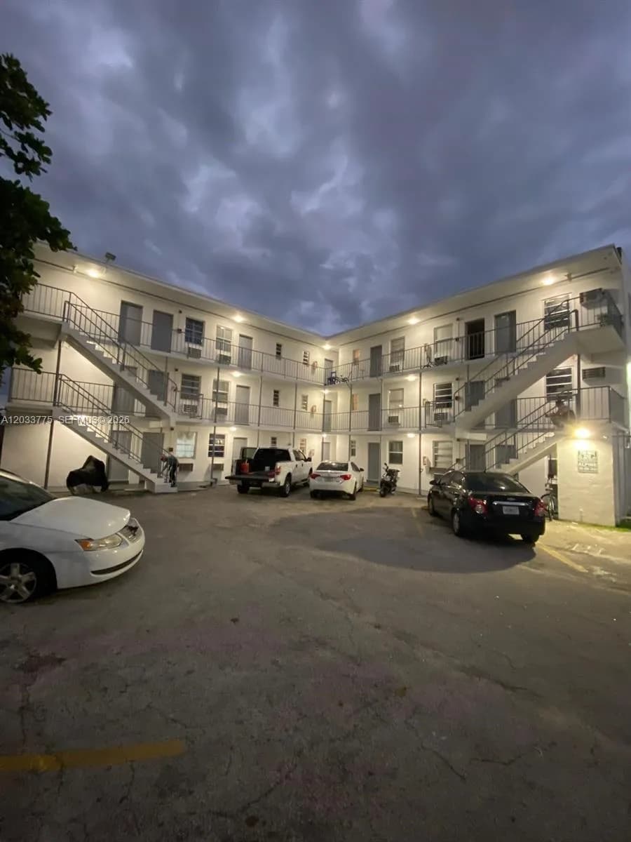 1261 NW 59th St # 14, Miami, FL 33142