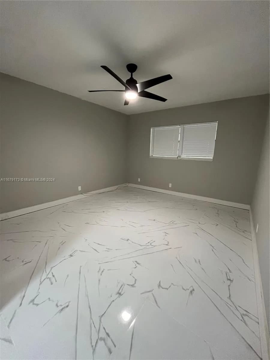 5102 NW 36th St # 605, Lauderdale Lakes, FL 33319