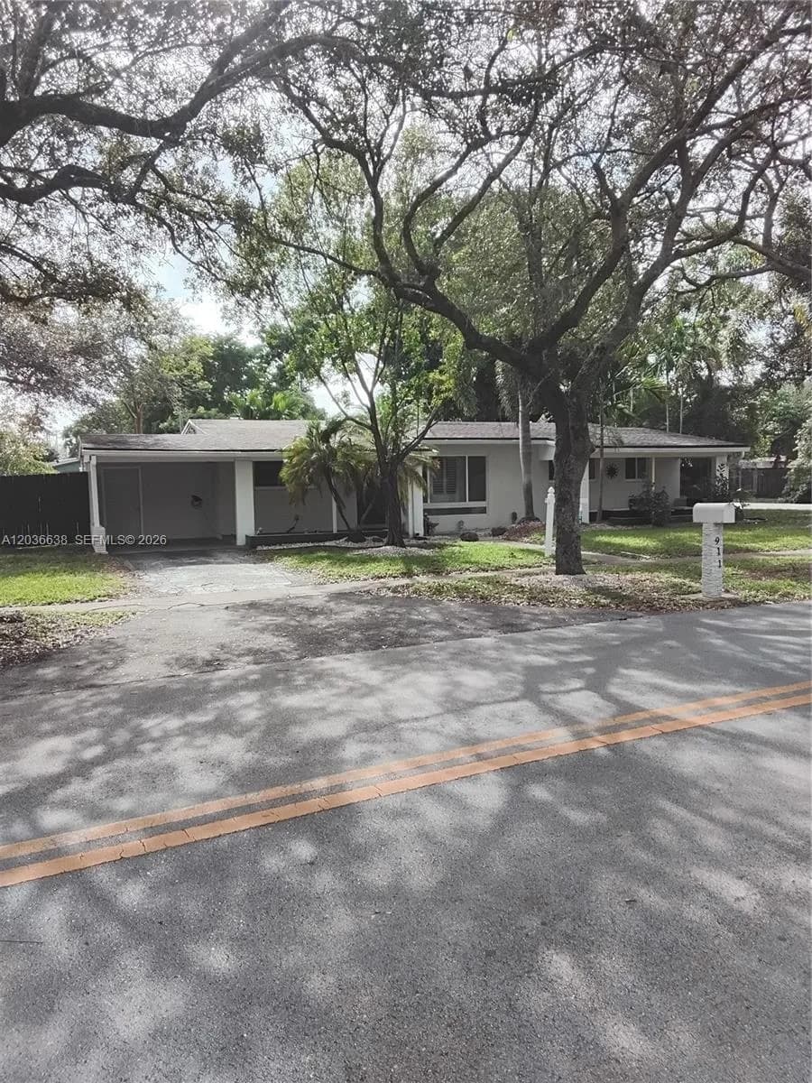 911 W Country Club Cir, Plantation FL 33317