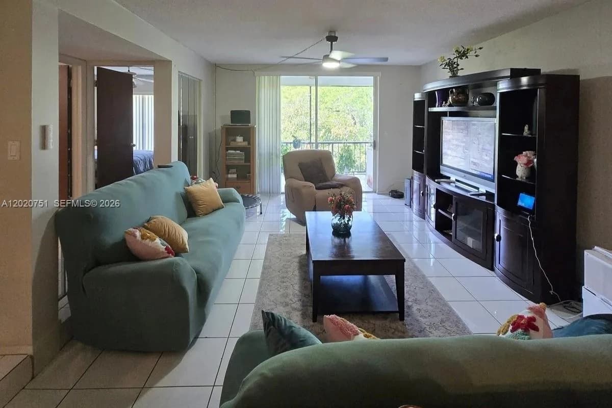 3660 Inverrary Dr # 3T, Lauderhill FL 33319