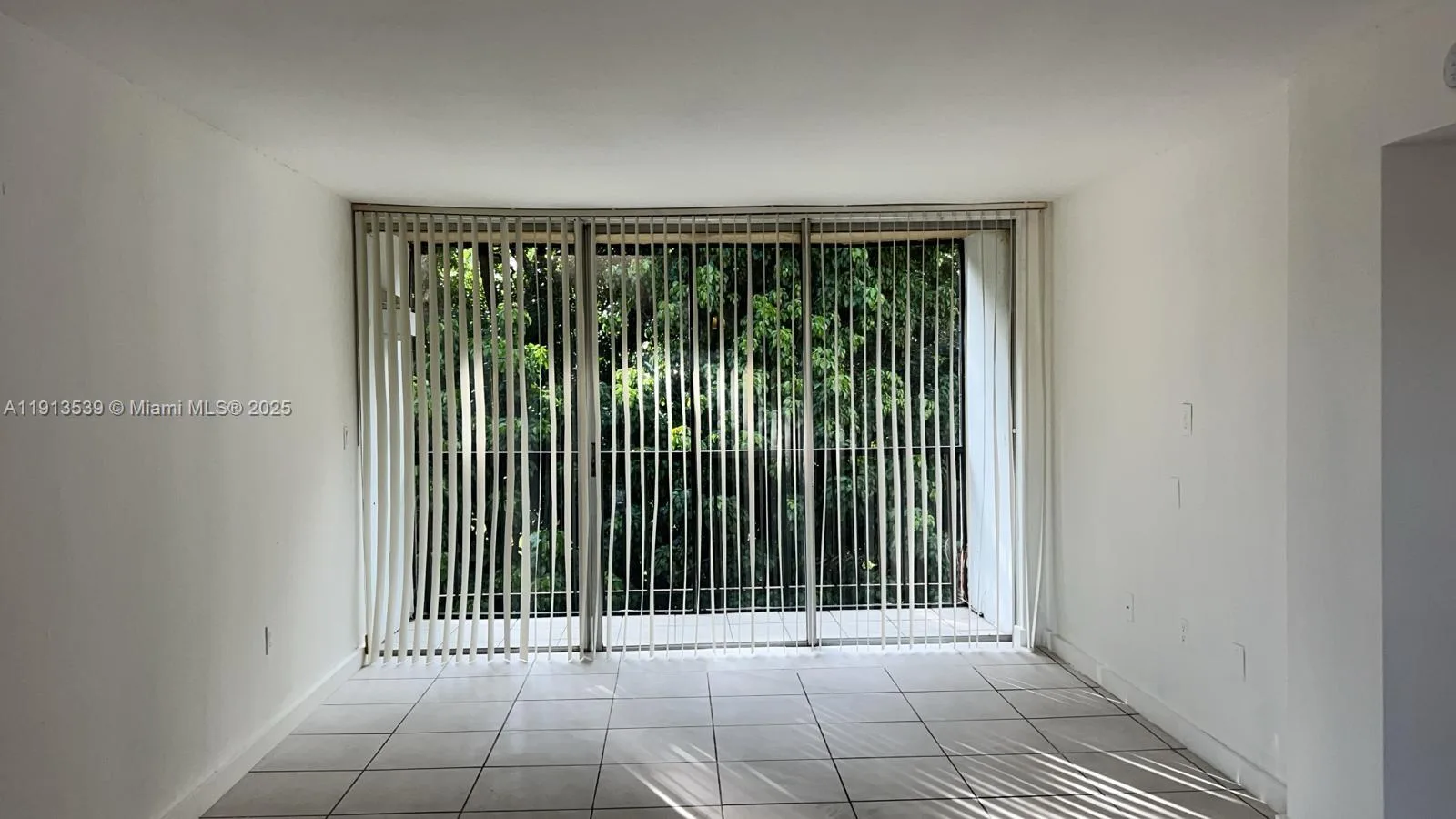 8860 Fontainebleau Blvd # 403, Miami, FL 33172